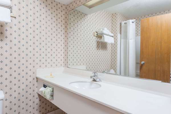  - Days Inn & Suites Dundee