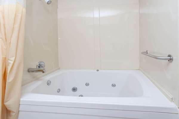 Suite - Days Inn & Suites Dundee