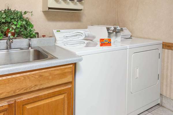  - Days Inn & Suites Dundee