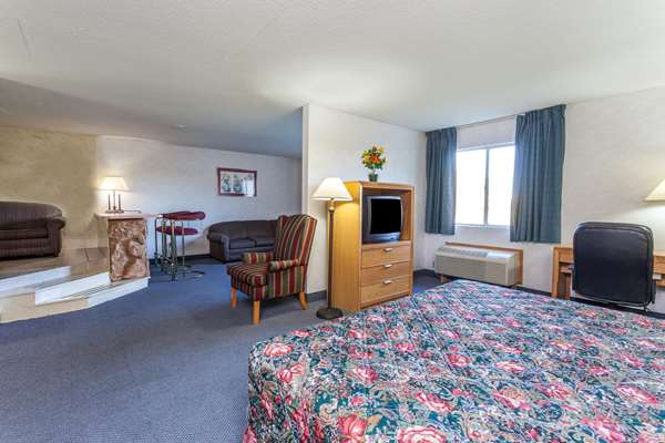 Suite - Days Inn & Suites Dundee