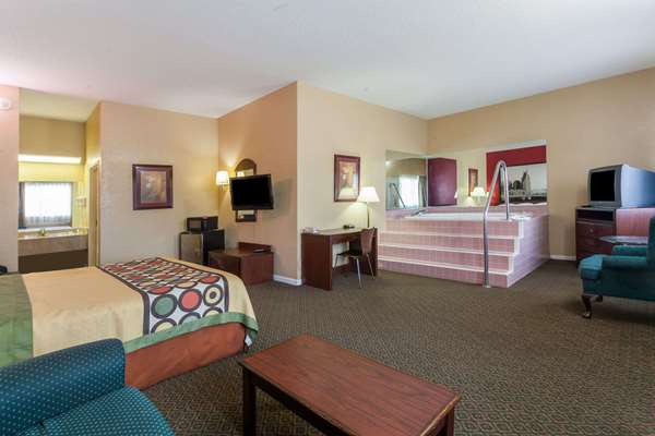 Suite - Super 8 Motel Columbia