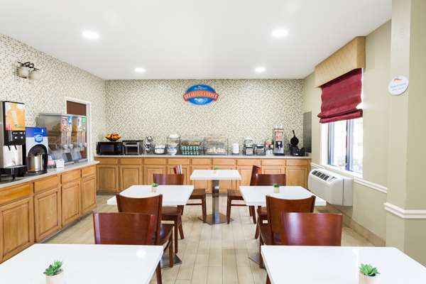  - Baymont Inn & Suites Garden City