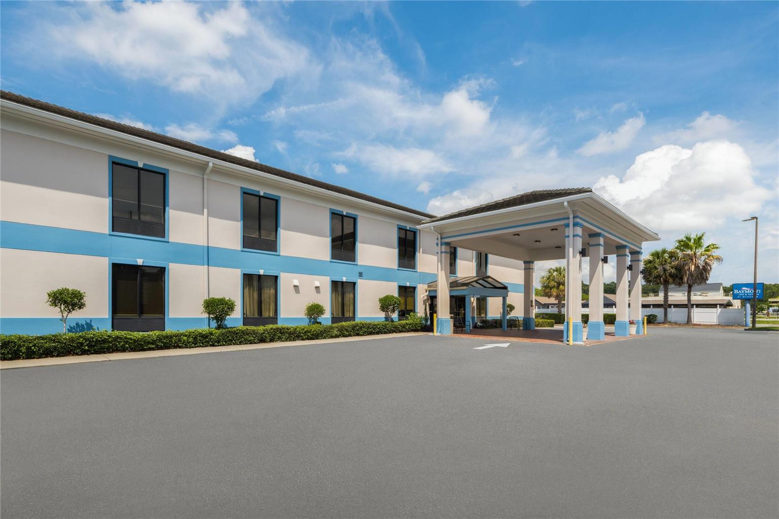 Baymont Inn & Suites  Garden City