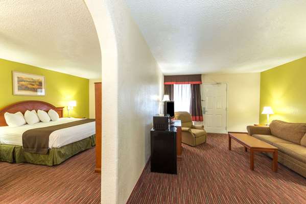 Suite - Baymont Inn & Suites East Louisville - I-64, Exit 15