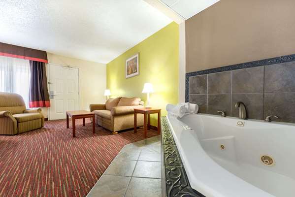 Suite - Baymont Inn & Suites East Louisville - I-64, Exit 15