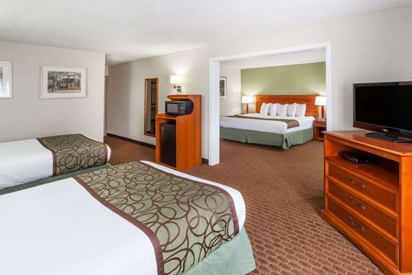 Suite - Baymont Inn & Suites Peoria - I-74, Exit 89