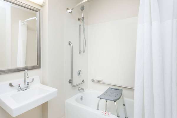  - Baymont Inn & Suites Peoria - I-74, Exit 89