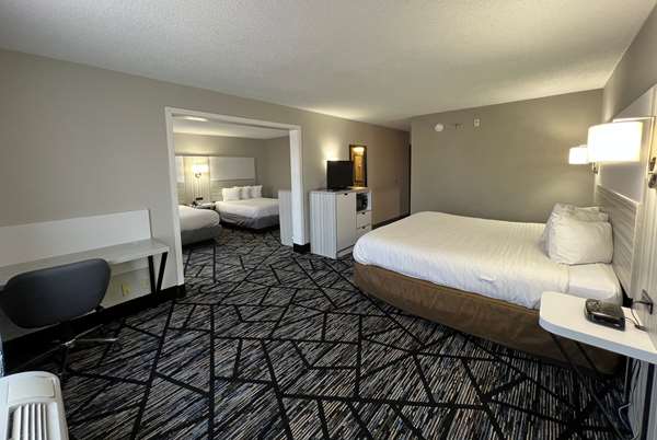 Suite - Baymont Inn & Suites Peoria - I-74, Exit 89