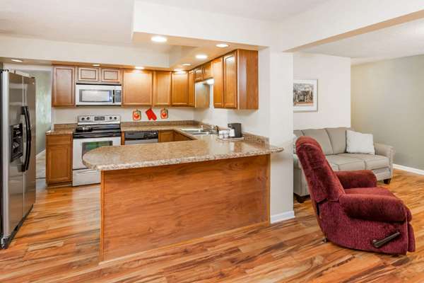 Suite - Baymont Inn & Suites Peoria - I-74, Exit 89