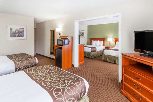 Suite - Baymont Inn & Suites Peoria - I-74, Exit 89