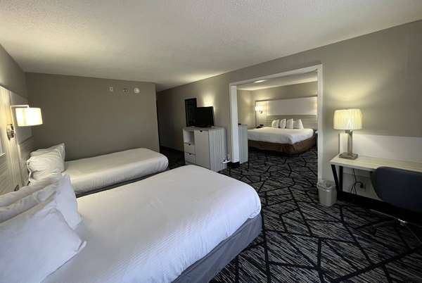 Suite - Baymont Inn & Suites Peoria - I-74, Exit 89