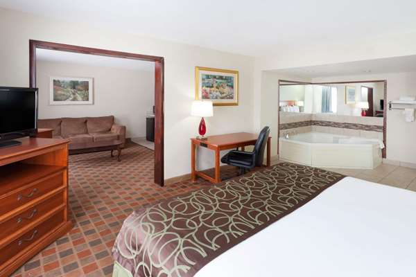 Suite - Baymont Inn & Suites Peoria - I-74, Exit 89