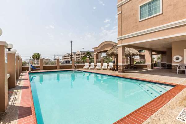 Pool - Baymont Inn & Suites Suites Galveston