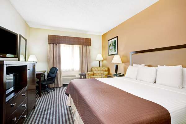  - Baymont Inn & Suites Dallas - I-35, Exit 436A