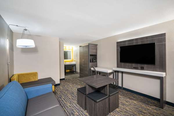 Suite - Baymont Inn & Suites Murfreesboro - I-24, Exit 78B