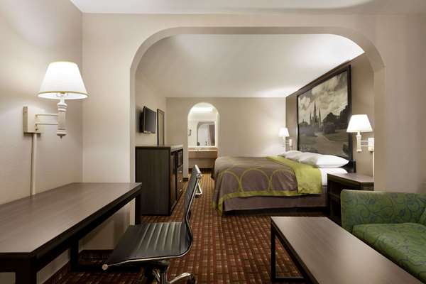 Suite - Super 8 Motel Northeast Lake Charles - I-10, Exit 33