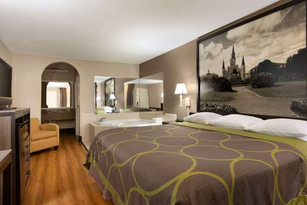 Suite - Super 8 Motel Northeast Lake Charles - I-10, Exit 33