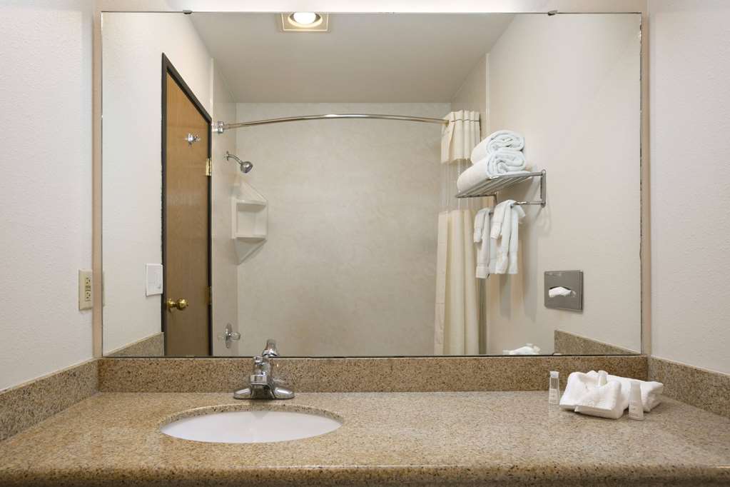 BAYMONT BY WYNDHAM, SEATTLE/KIRKLAN-guestroom-Guest Room,On-Site.jpg