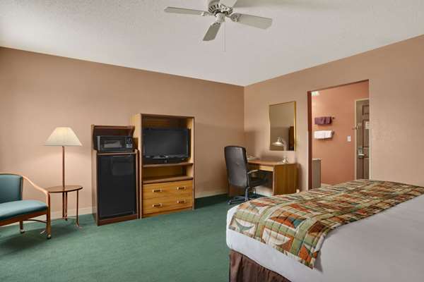 Suite - Baymont Inn & Suites Sullivan
