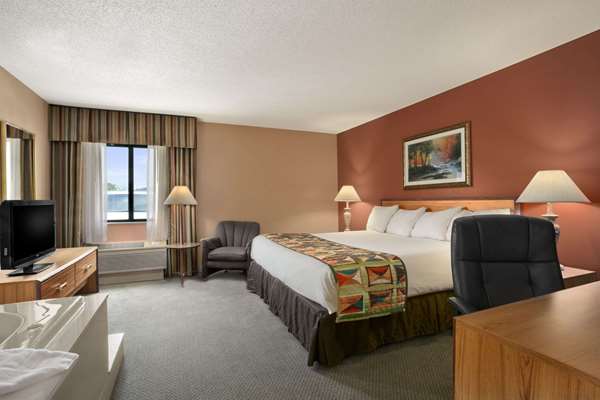 Suite - Baymont Inn & Suites Sullivan