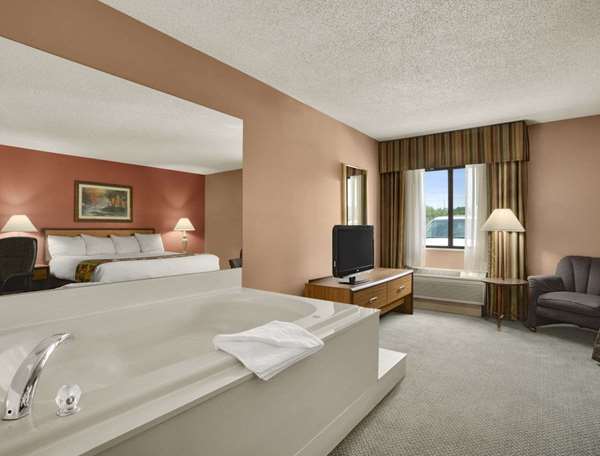 Suite - Baymont Inn & Suites Sullivan
