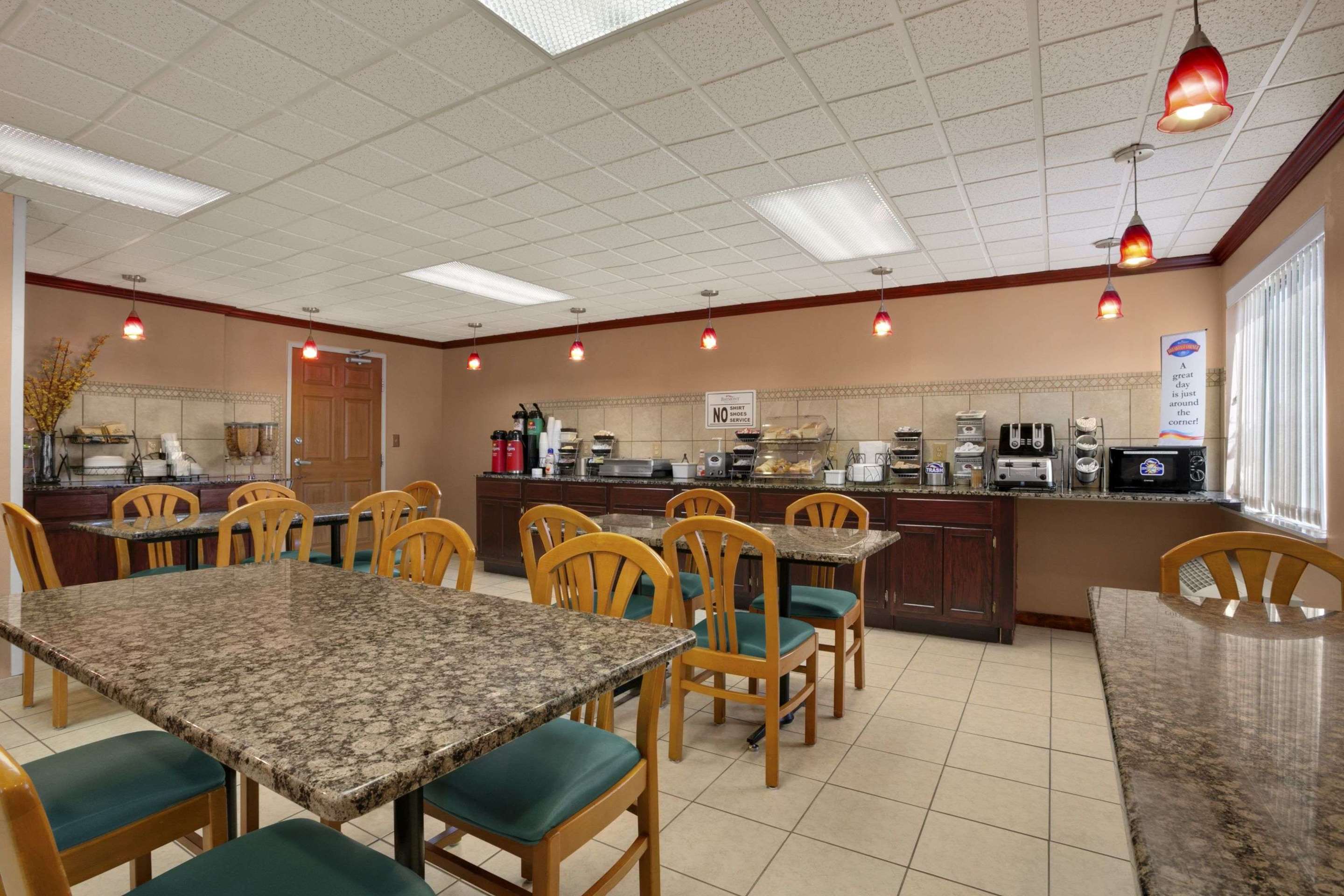 Breakfast Area | Baymont by Wyndham Sullivan