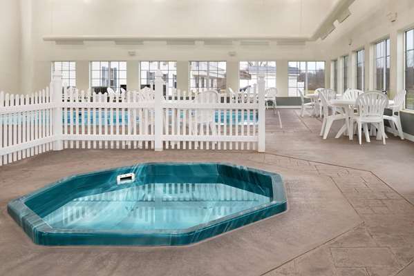Pool - Baymont Inn & Suites Washington