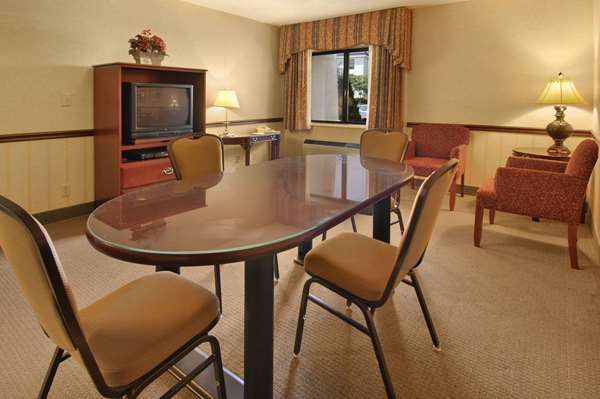  - Baymont Inn & Suites Corydon - I-64, Exit 105