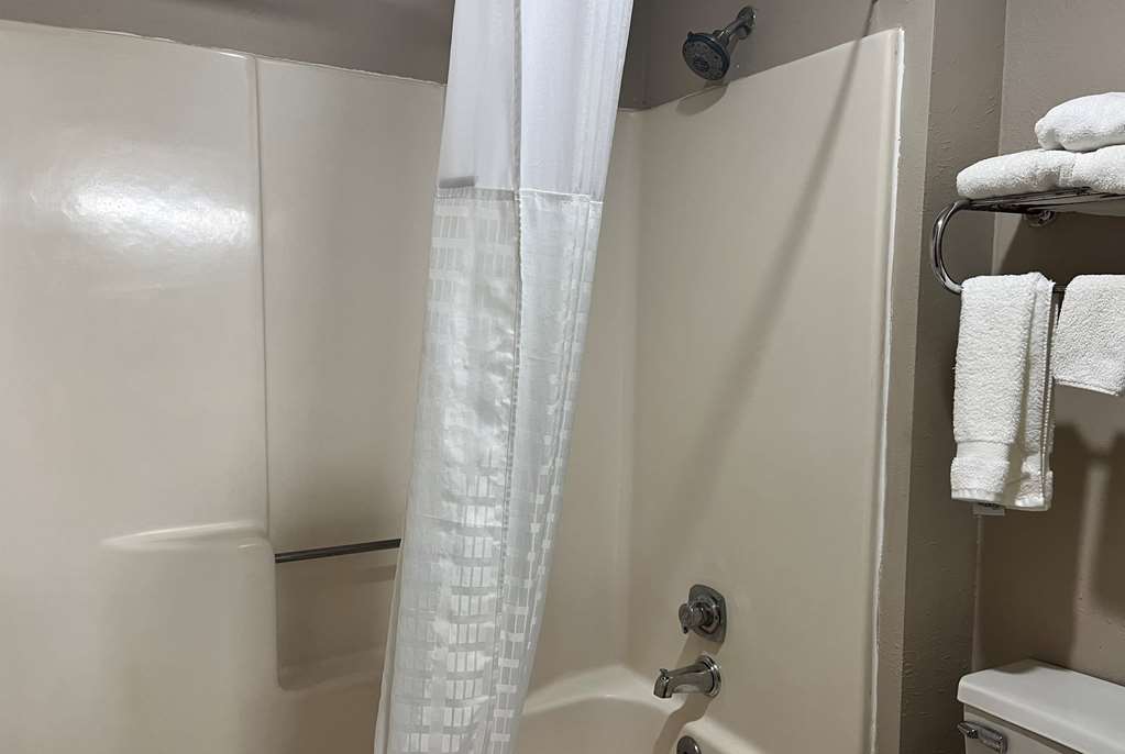 BAYMONT BY WYNDHAM, CORYDON-guestroom-Guest Room,Bathroom,On-Site.jpg
