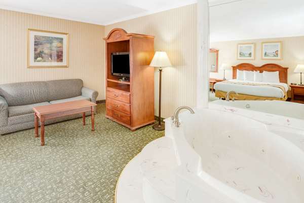 Suite - Baymont Inn & Suites Kalamazoo
