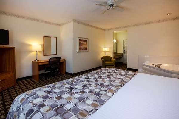 Suite - Baymont Inn & Suites Mackinaw City - I-75, Exit 338