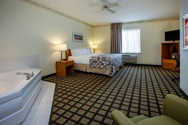Suite - Baymont Inn & Suites Mackinaw City - I-75, Exit 338