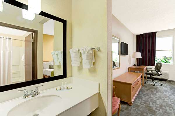  - Baymont Inn & Suites Airport Doral