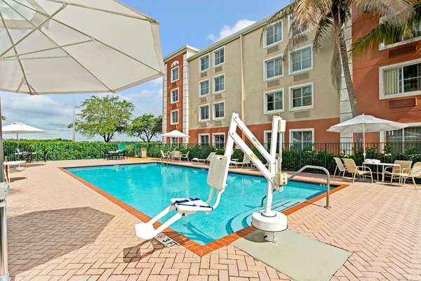 Pool - Baymont Inn & Suites Airport Doral