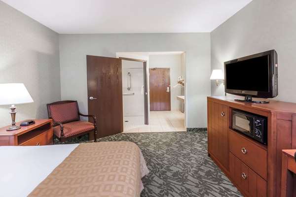  - Baymont Inn & Suites Walker - I-96, Exit 28