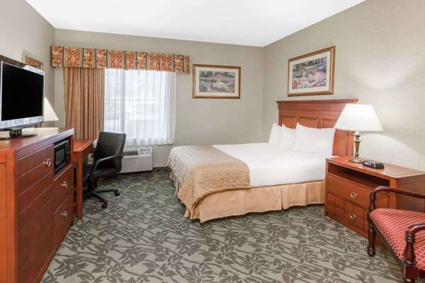  - Baymont Inn & Suites Walker - I-96, Exit 28