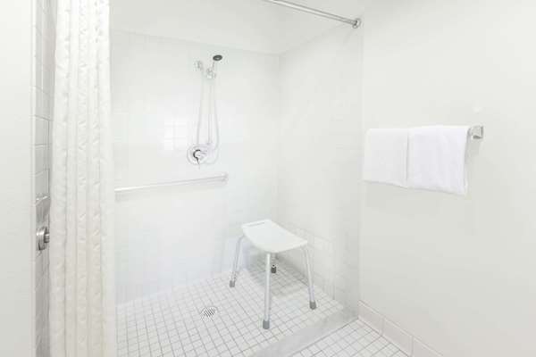  - Baymont Inn & Suites Walker - I-96, Exit 28