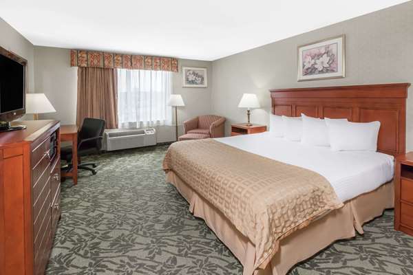  - Baymont Inn & Suites Walker - I-96, Exit 28