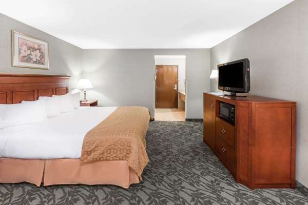  - Baymont Inn & Suites Walker - I-96, Exit 28