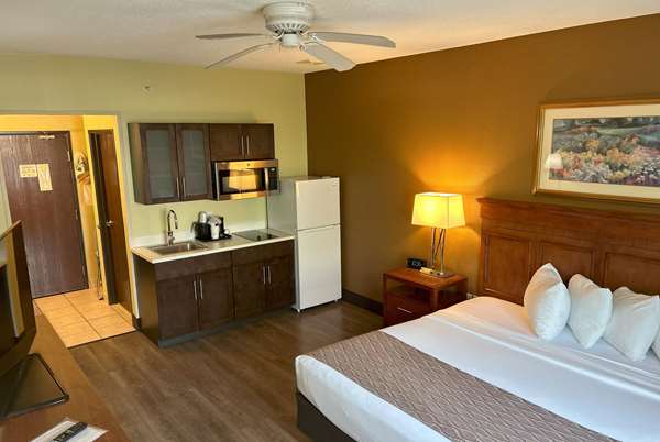  - Baymont Inn & Suites Walker - I-96, Exit 28