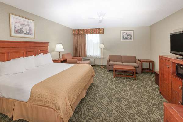 Suite - Baymont Inn & Suites Walker - I-96, Exit 28