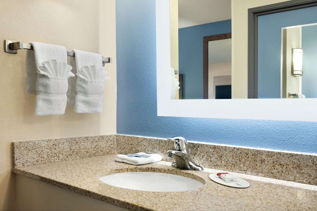 BAYMONT BY WYNDHAM FT. LEONARD/SAIN-guestroom-Guest Room,Bathroom,On-Site.jpg
