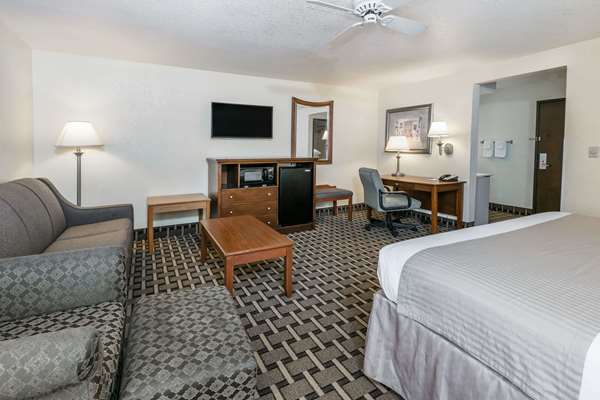 Suite - Baymont Inn & Suites Arlington - I-30, Exits 29 & 30