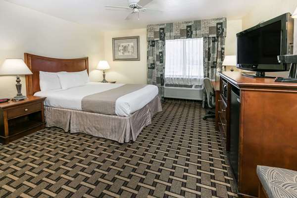  - Baymont Inn & Suites Arlington - I-30, Exits 29 & 30