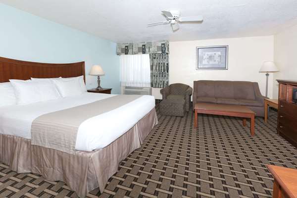 Suite - Baymont Inn & Suites Arlington - I-30, Exits 29 & 30