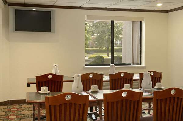  - Baymont Inn & Suites Arlington - I-30, Exits 29 & 30