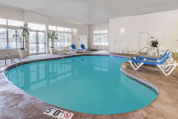 Pool - Baymont Inn & Suites Waterford