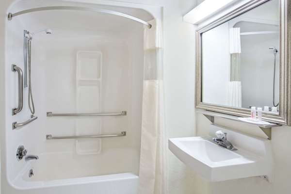  - Baymont Inn & Suites Green Bay