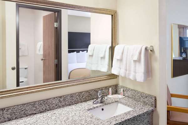  - Baymont Inn & Suites Green Bay