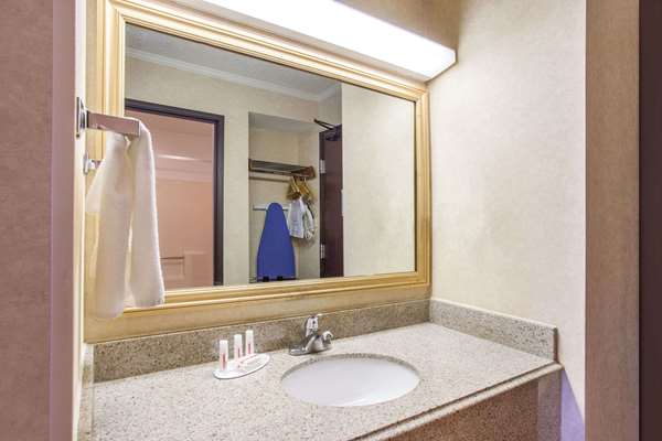  - Baymont Inn & Suites Roseville - I-94, Exit 232